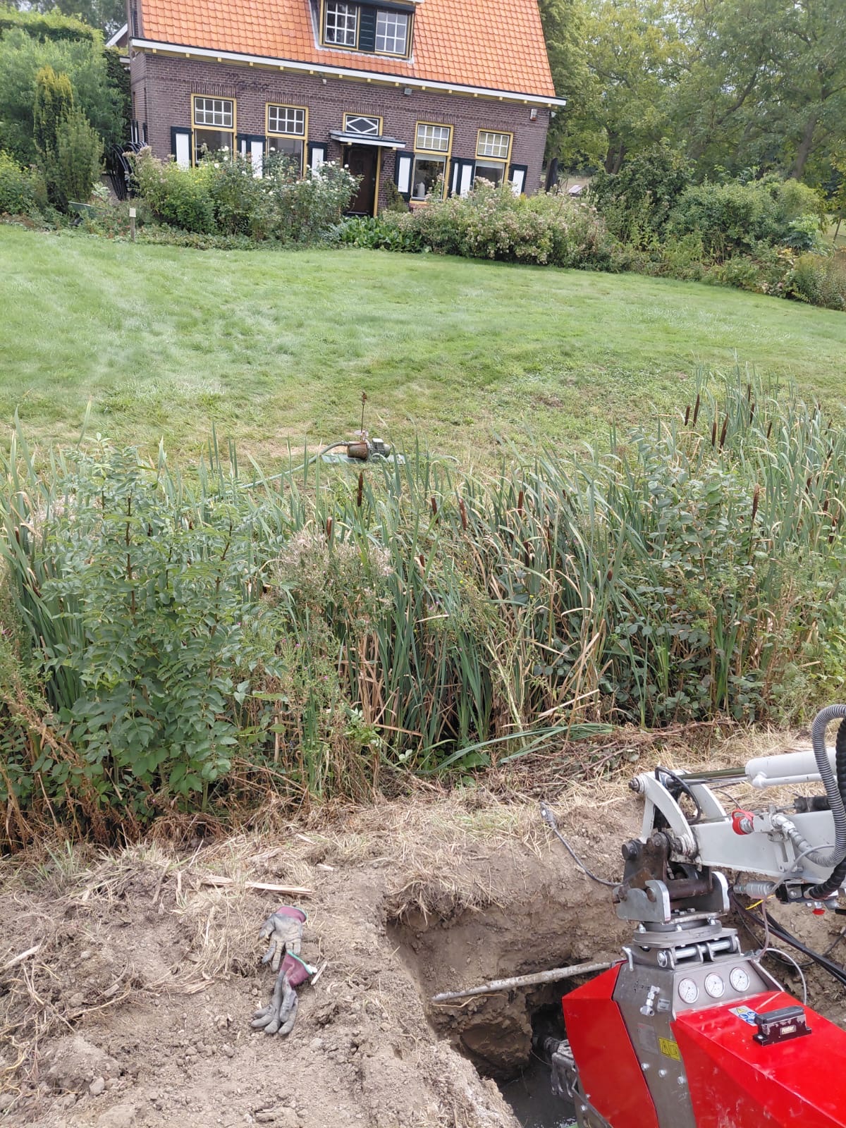 Nano-Drill bij een huisaansluiting in een tuin